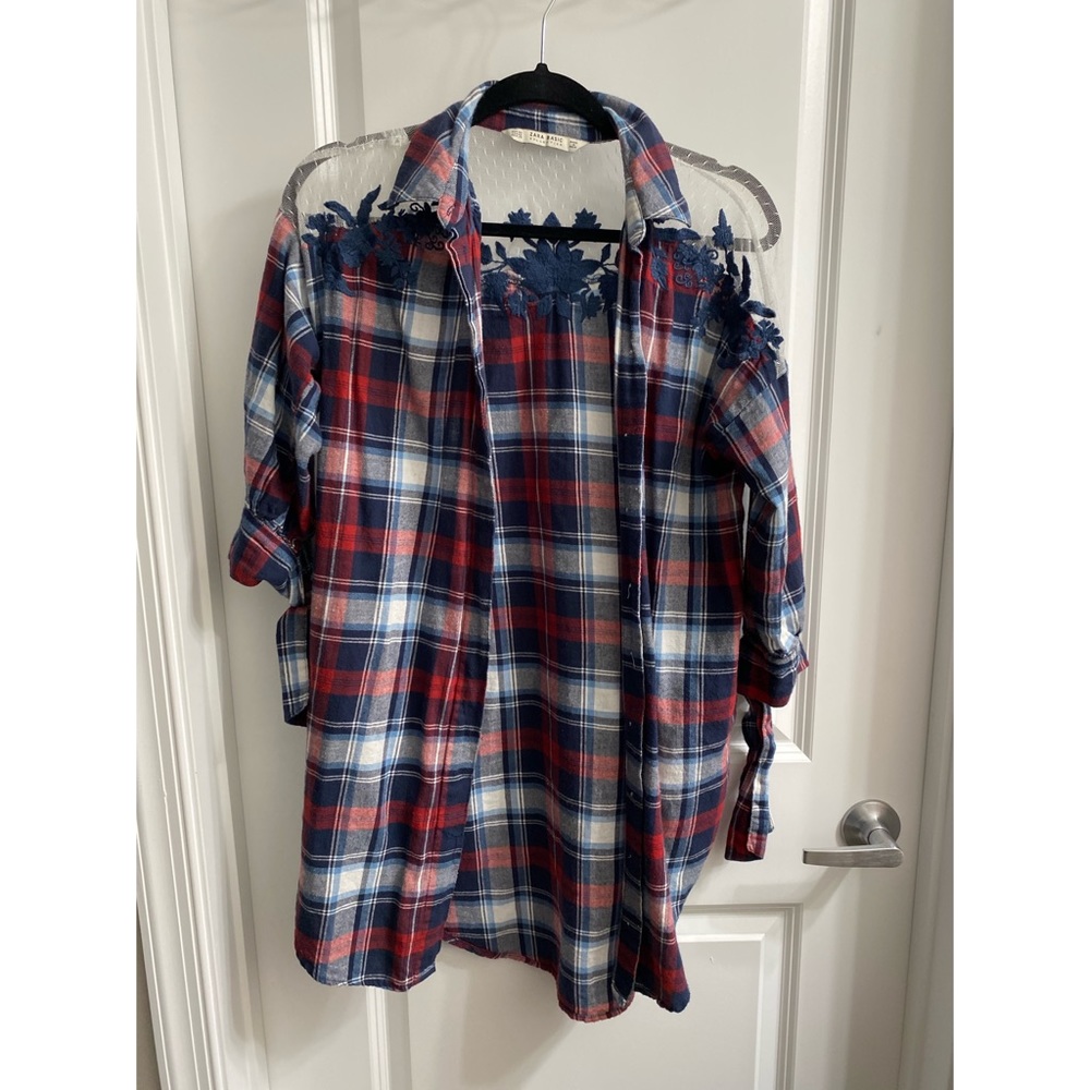 Flannel with lace at the shoulders